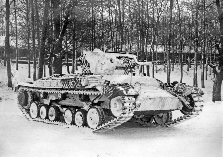 ​A Valentine tank in winter camouflage typical for the winter of 1941-42. At a distance, the white lines blended together into a grayish tone that distorted the vehicle’s silhouette - Tanks Worth Their Weight in Gold | Warspot.net