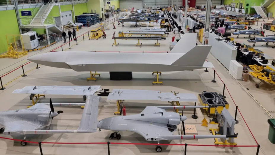 ​BAYRAKTAR KIZILELMA is near the TB2 drones in the production line navalnews.com - Turkey’s future unmanned fighter on final assembly line | Warspot.net