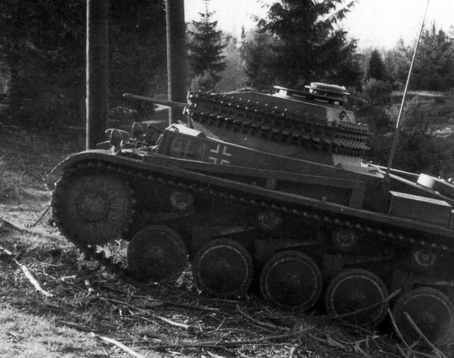 ​Weak armour forced the tankers to experiment. In this case, track links were used - Pz.Kpfw.II Ausf. F: Third Time's the Charm | Warspot.net