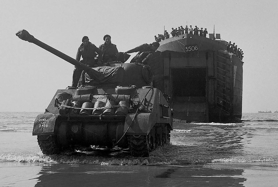 ​Firefly tank coming ashore on D-Day+1. These powerful tanks were in short supply - Firefly with a Stinger | Warspot.net