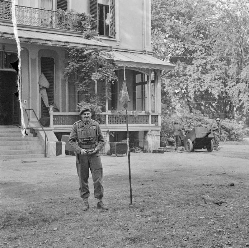 ​Commander of the 1st British Airborne Division, Major General Robert Uquart, shortly after he established his headquarters at Villa Hartenstein, September 19, 1944. — wikipedia.com - Museum of the Bridge Too Far | Warspot.net